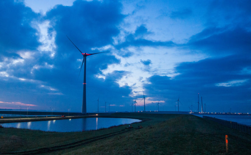 Fotograaf: Menno Mulder WT4 met luchtvaartverlichting aan